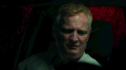 سریال مرداف: مرگی در خانواده - فصل ۱ - قسمت ۷ - در جاده‌ای که برای اجتناب از آن برمی‌گزینید