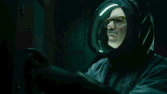 سریال برلین - فصل ۱ - قسمت ۴ - یک آکواریوم در پشت