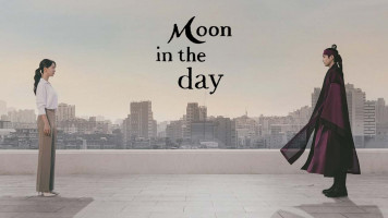 پوستر ماه در روز
