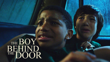 پوستر پسری پشت درب