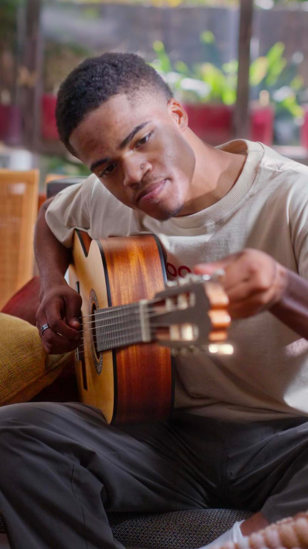 اسکرین شات 2 برنامه Guitar Tuner - Simply Tune