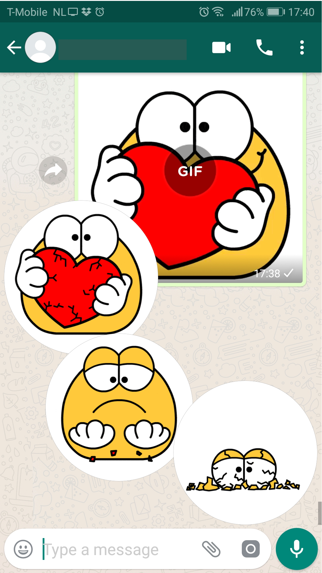 اسکرین شات 3 برنامه Emojidom Animated / GIF emotic