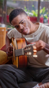 اسکرین شات 2 برنامه Guitar Tuner - Simply Tune