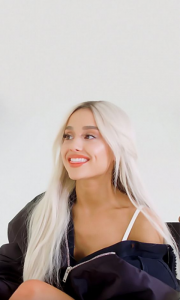 اسکرین شات 5 برنامه Ariana Grande Wallpapers